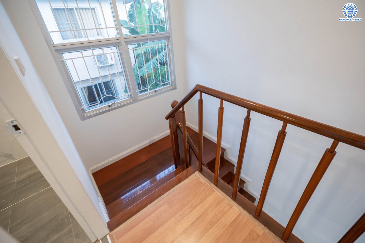 บ้านมือสองตกแต่งใหม่ โครงการ ศุภาลัยวิลล์ วงแหวน-รัตนาธิเบศร์ เนื้อที่กว้างขวางถึง 57 ตร.ว. ฟังก์ชัน 3 ห้องนอน 2 ห้องน้ำ 1 ห้องอเนกประสงค์ 2 ที่จอดรถ ตอบโจทย์ทุกการเข้าอยู่ บนทำเลเดินทางสะดวก เชื่อมต่อถนนหลายเส้นทาง เพียง 15 นาทีก็ถึงรถไฟฟ้าสายสีม่วง "สถานีคลองบางไผ่" ใกล้ทางด่วน "กาญจนาภิเษก"